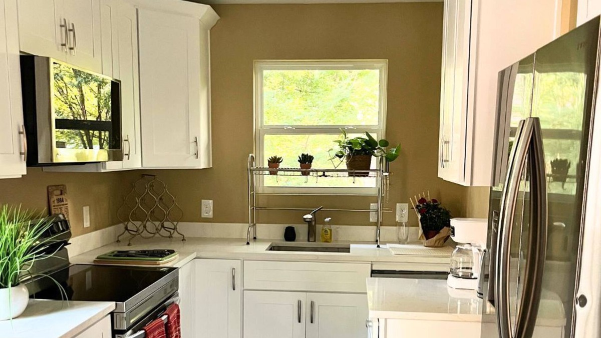 Oakhurst House | The Owl’s Perch – Comfortable 2 Bed and 2 Bath ADU Home with Parking