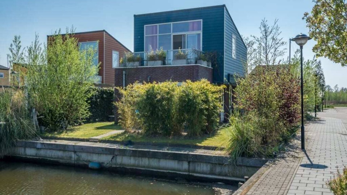 Oude-Tonge House | The owner's artistic streak is reflected in the interior and garden of this detached island home. Ev