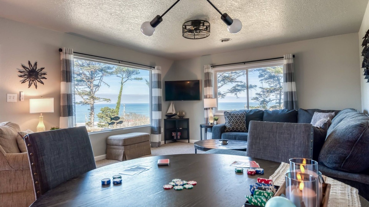 Lincoln City House | The Pacific Lookout Sleeps 6, Hot Tub, Pet Friendly, Ocean View, EV Charger