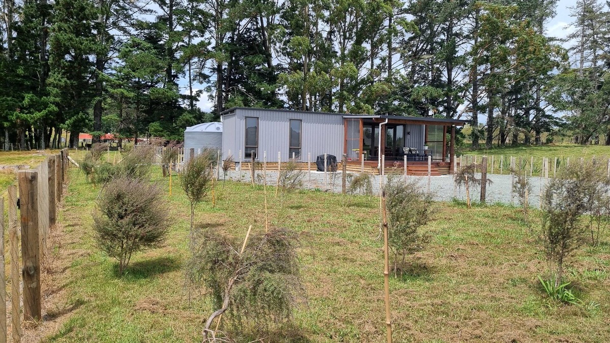 Mangonui Cottage | The Paddock House, walk to swimming hole, near beaches, cafes & restaurants.