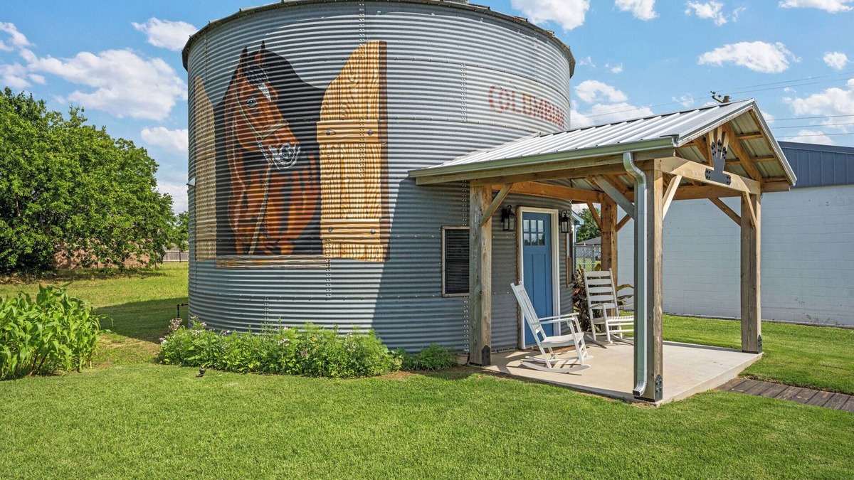 Elgin House | The Painted Silos - The Horse Bin. Elgin, Ft Sill and Lawton areas.