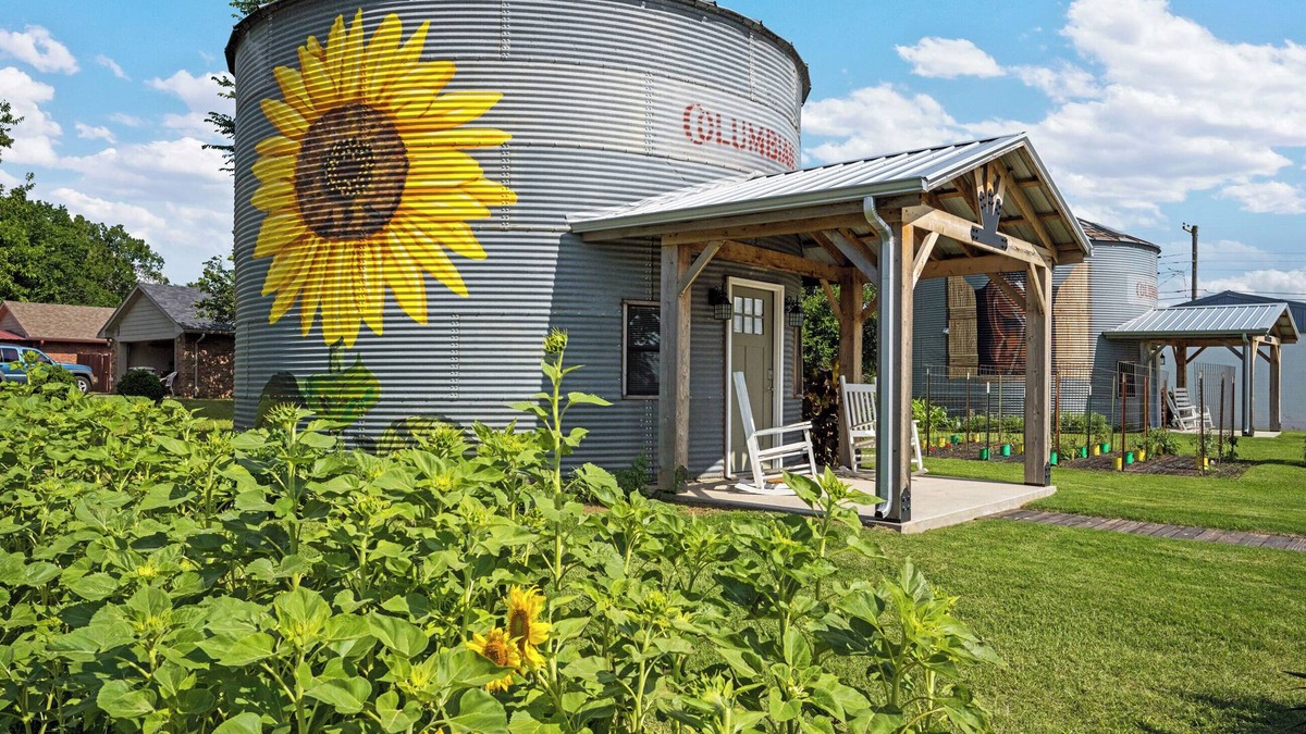 Elgin Bed & Breakfast | The Painted Silos - The Sunflower Bin. Elgin, Ft Sill and Lawton areas.