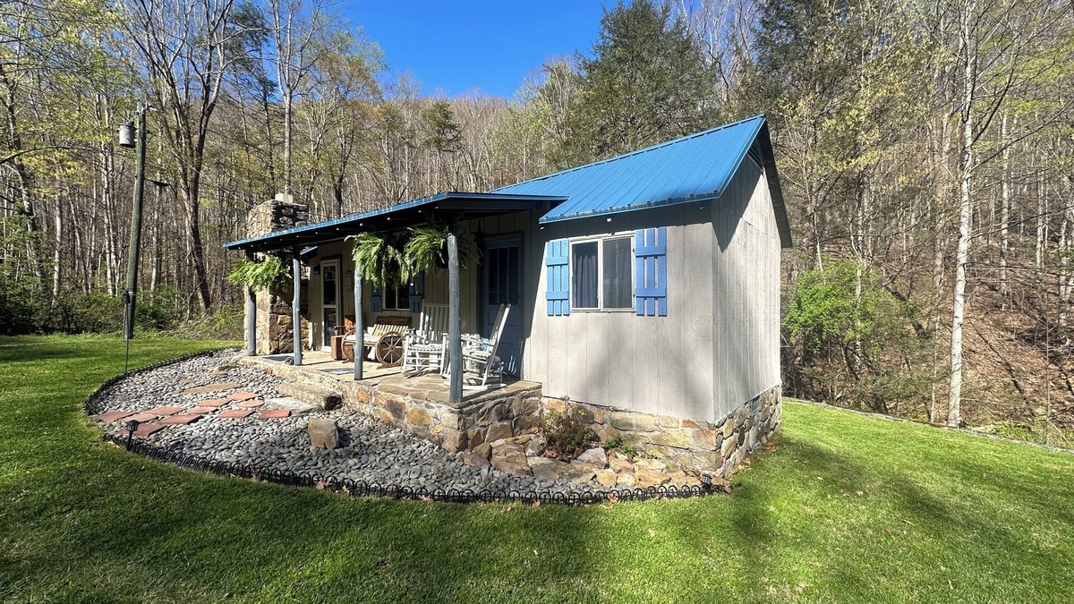 Kellysville House | The Palace of Dreams – Secluded Cabin on 68 Private Acres