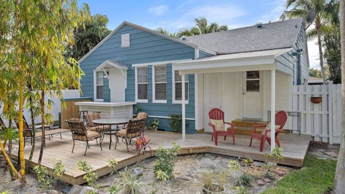 Parrot Cove Cottage | The Palm Cottage- 7 min drive to the beach