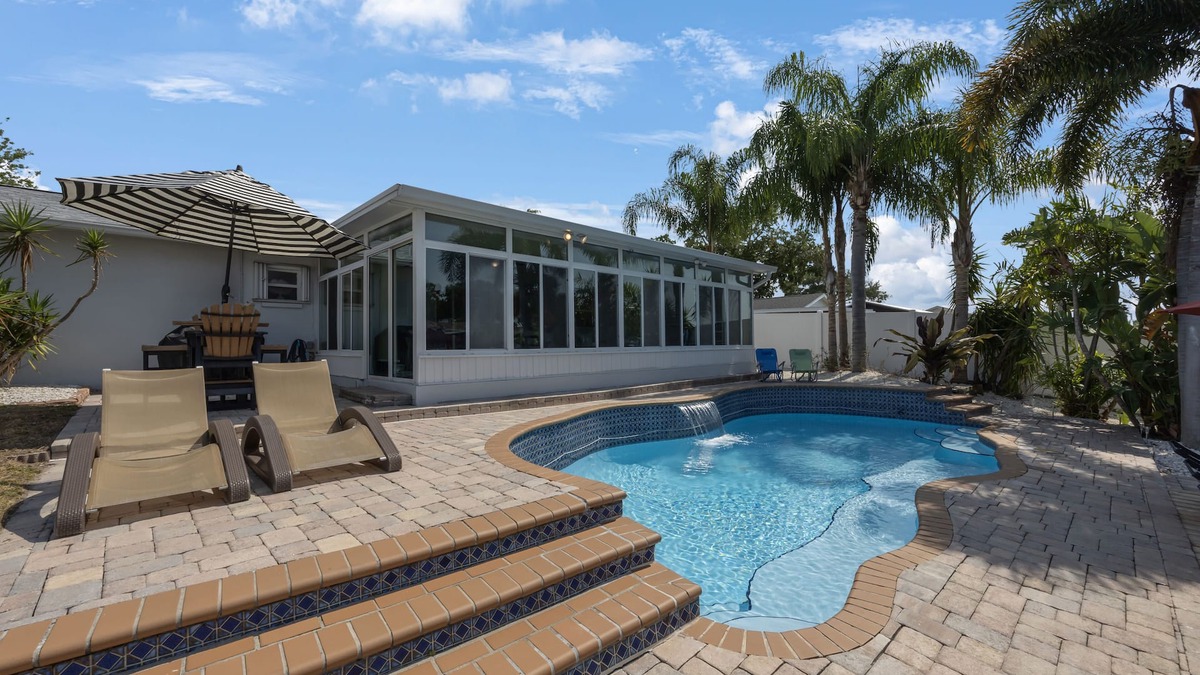 Bay Crest Park Villa | The Palm Island Villa Luxury 4 Bedroom Waterfront Home