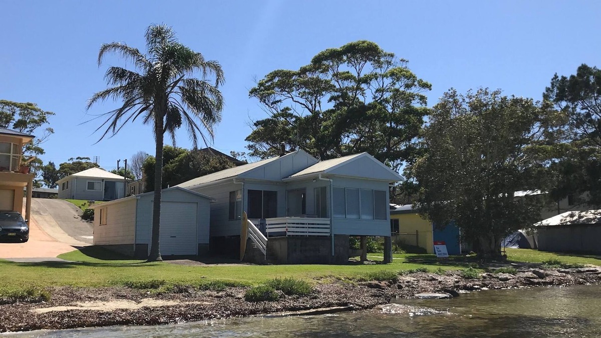 Erowal Bay House | The Palm Tree Cottage - Absolute Waterfront - 5 mins to Hyams Beach