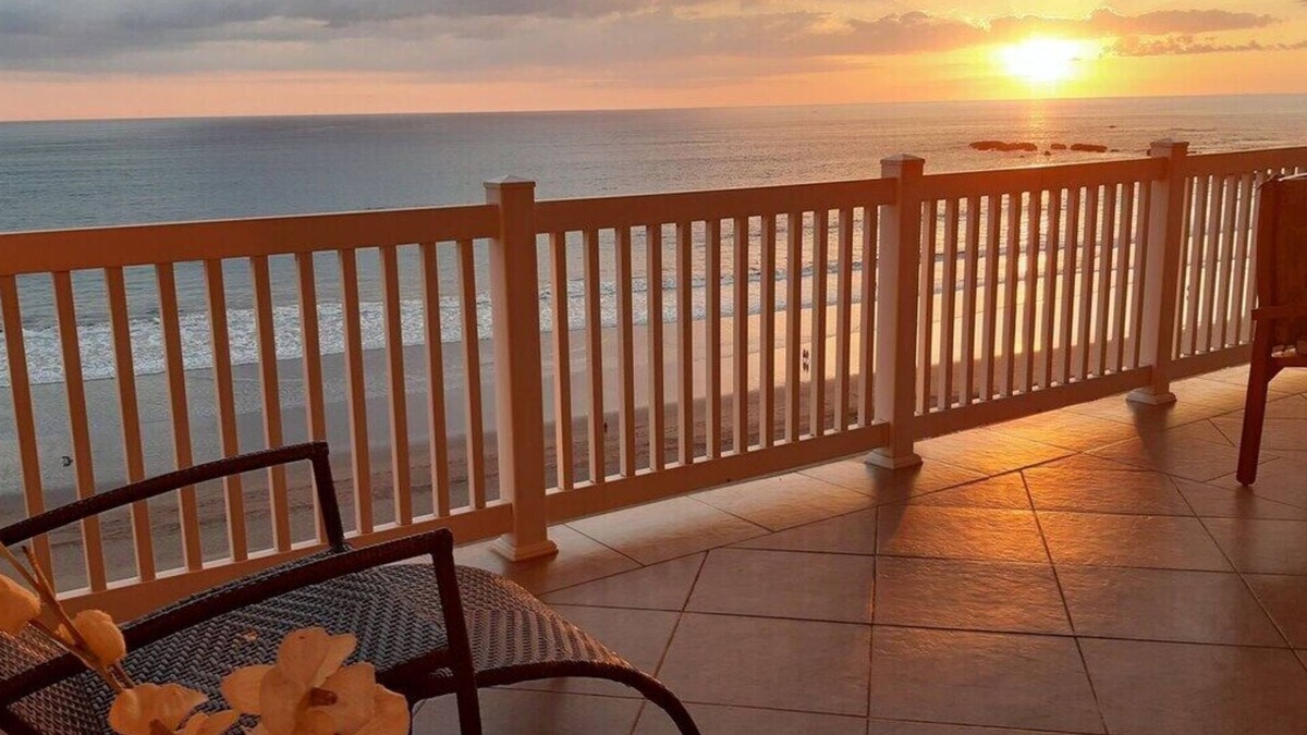 Barrio Los Villalobos Apartment | The Palms Jaco 1001 penthouse on the beach