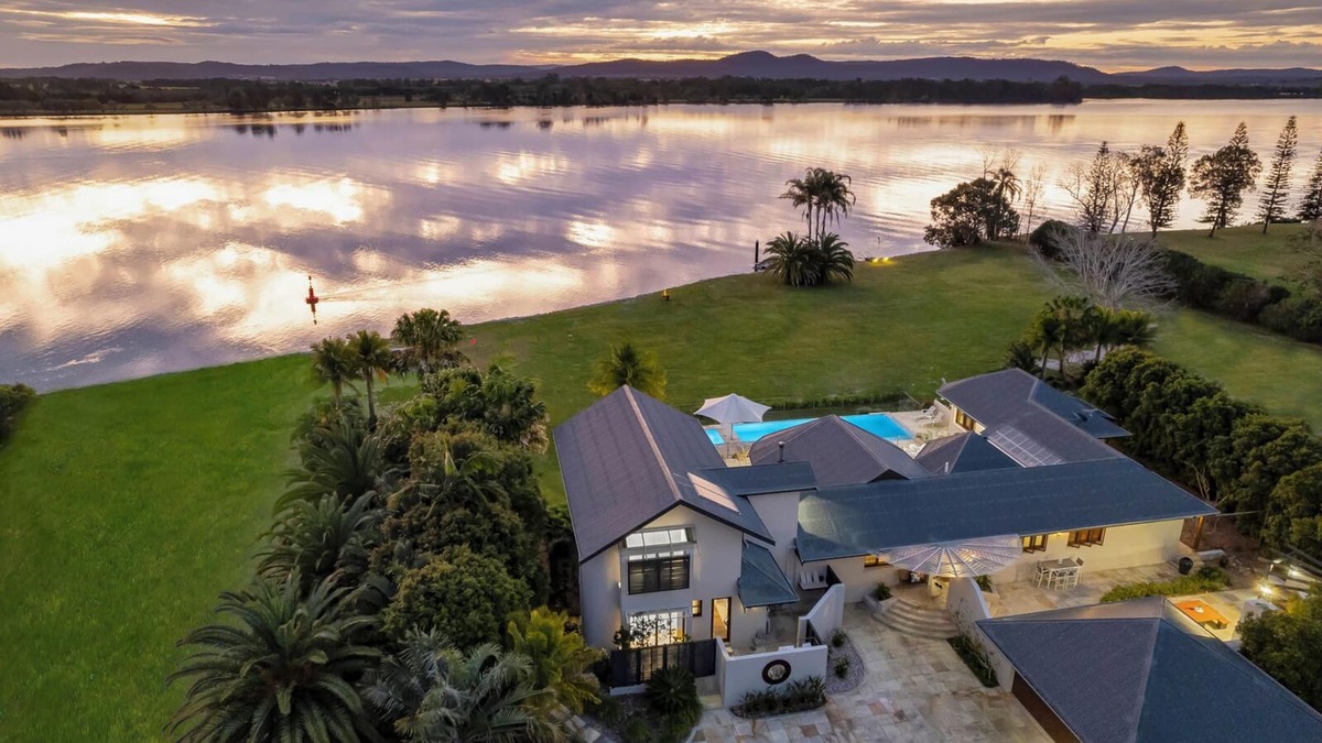 Palmers Island House | The Palms Yamba - Master Suite