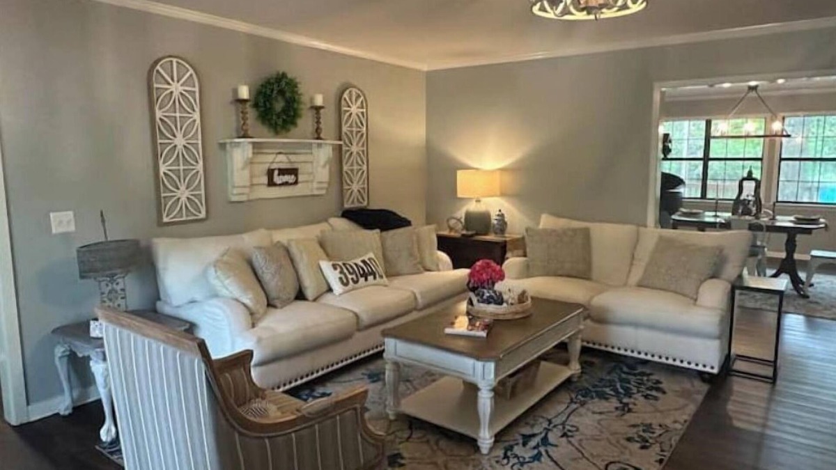 Laurel House | The Parker House-Stylish 3 Bedroom 2.5 miles to Downtown Laurel-NEW LISTING