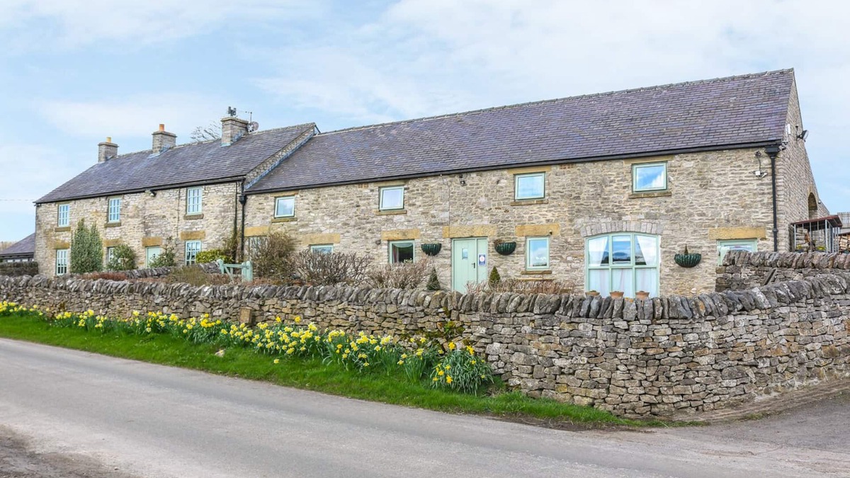 Peak District National Park Cottage | THE PARLOUR, family friendly, with a garden in Tideswell Moor