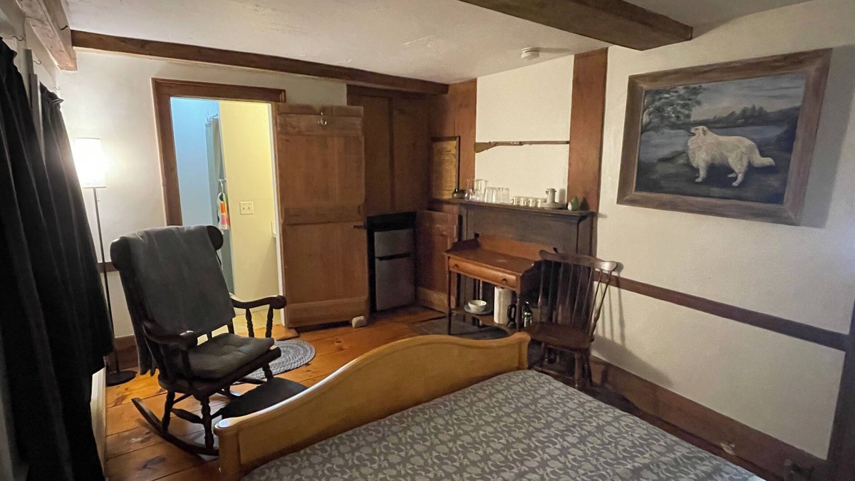 Pelham Apartment | The Parlour - private studio in a historic 1740 colonial house