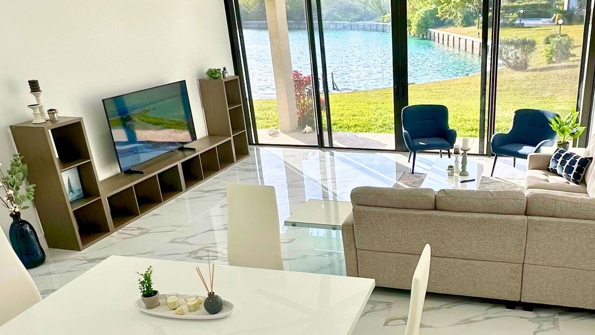Bahamia West Apartment | The Parrot's Nest - Modern Waterfront Getaway - No Cleaning Fee!