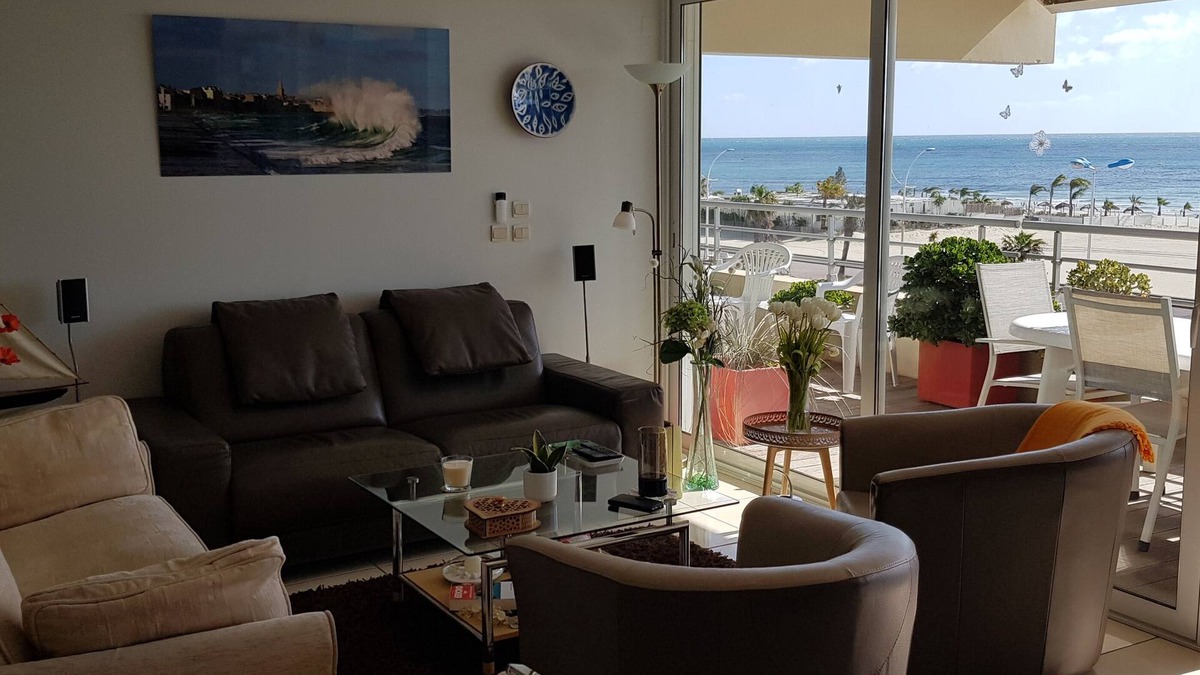 Le Grand Large Apartment | THE PATIO APARTMENT FACING THE SEA