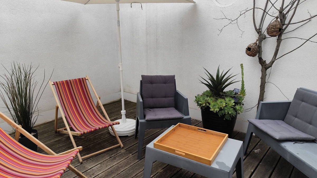 Poteries Apartment | "the patio" outdoor space, air conditioning and calm.