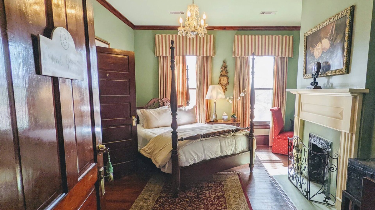Buena Vista Hotel | The Pea Ridge Room at the Town House Inn