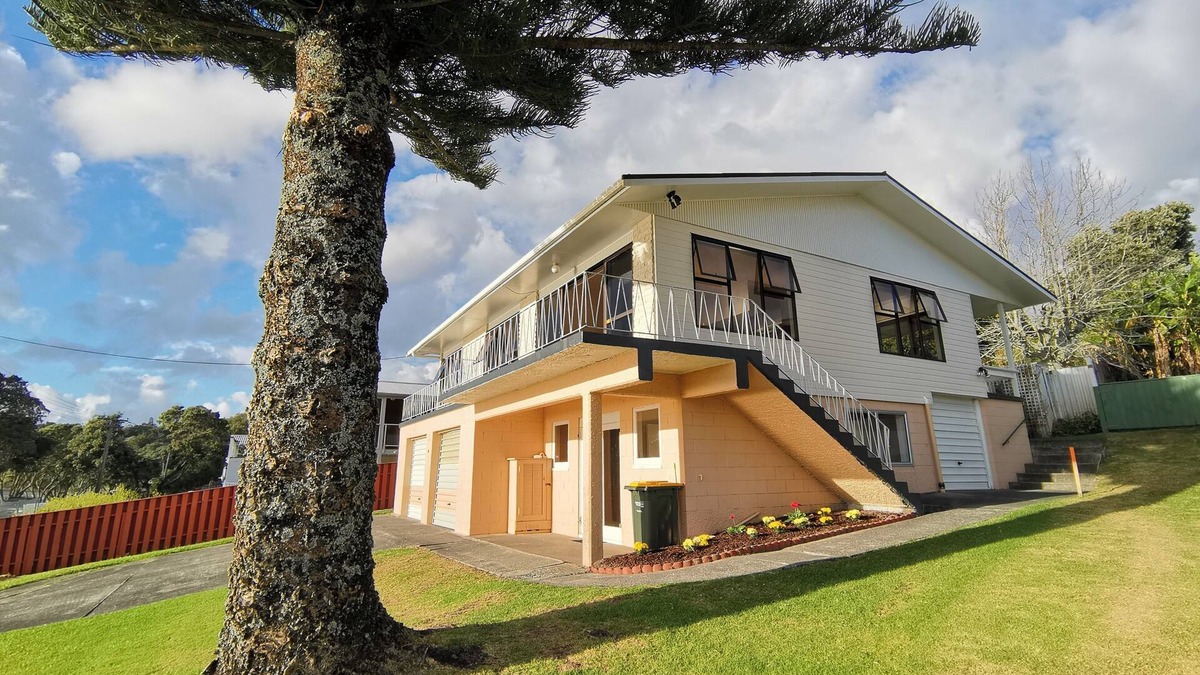 Snells Beach House | The Peach on the Beach! Pick up the paddle board and go!