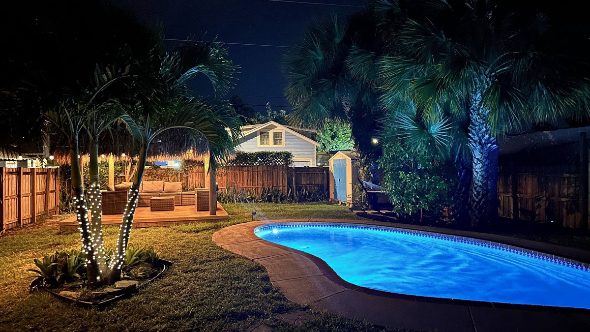Mango Groves House | The Peacock Bungalow - Newly Renovated, Heated Pool & Jacuzzi, 5 min to Beach