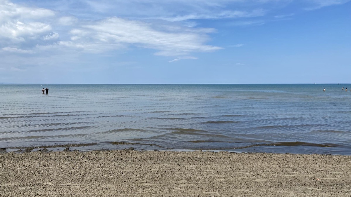 Wasaga Beach House | The Pearl Cozy Beach House - 4 Season Vacation Destination