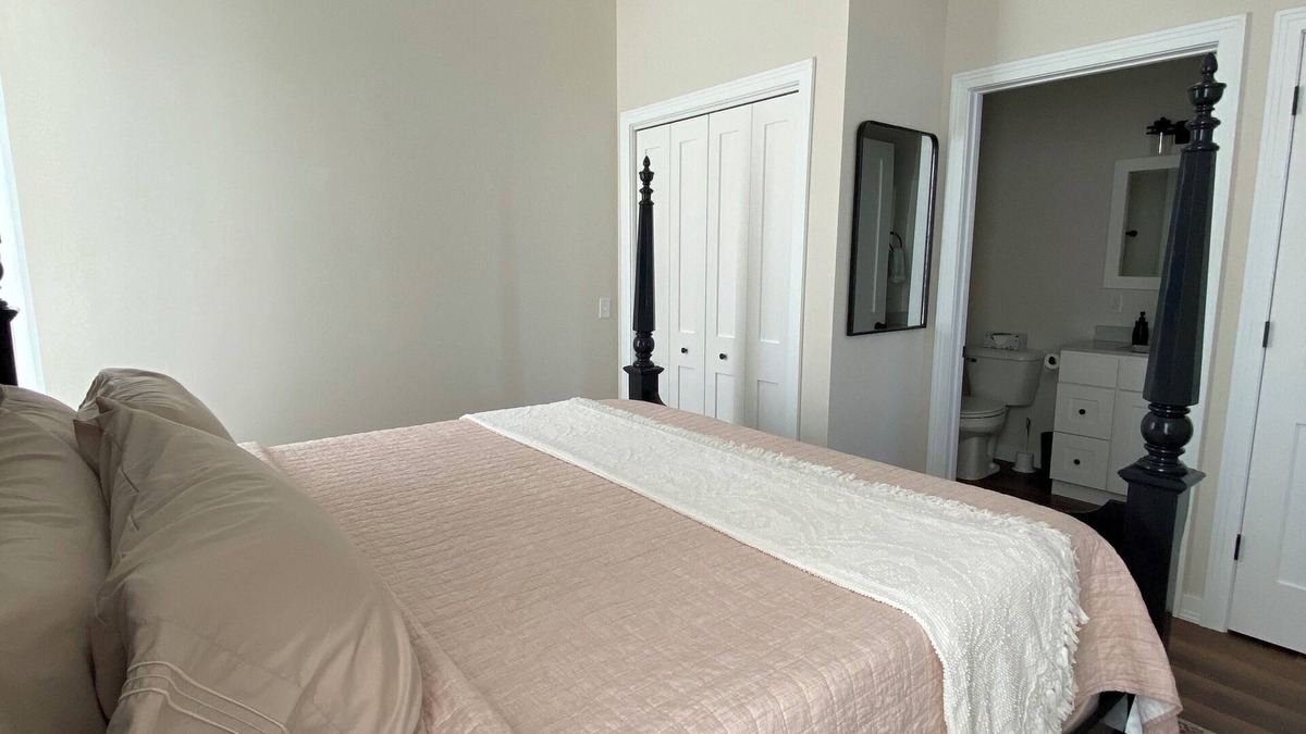 Sabula Apartment | The Pearl, Full Loft Apartment across from city Mississippi dock