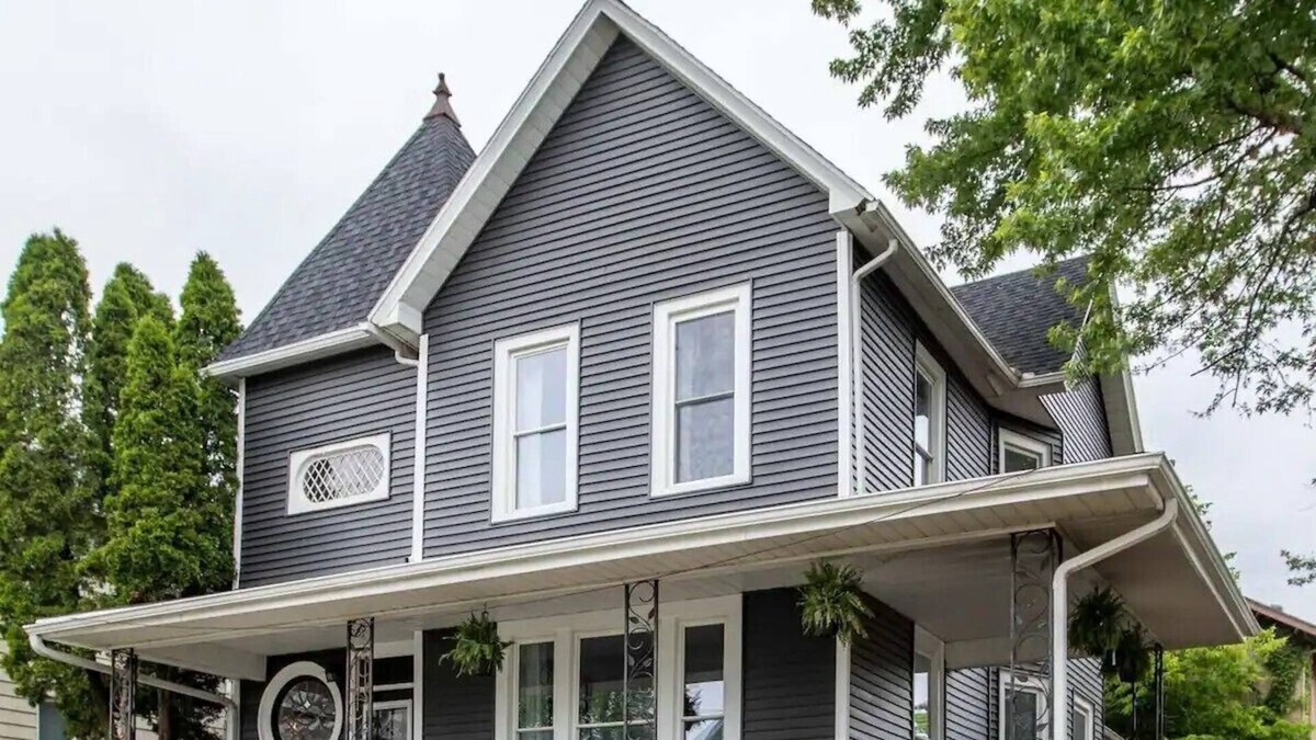 Muscatine House | The Pearl House - Victorian beauty, 3-Bedroom, 2-Bath 2500 Sqft