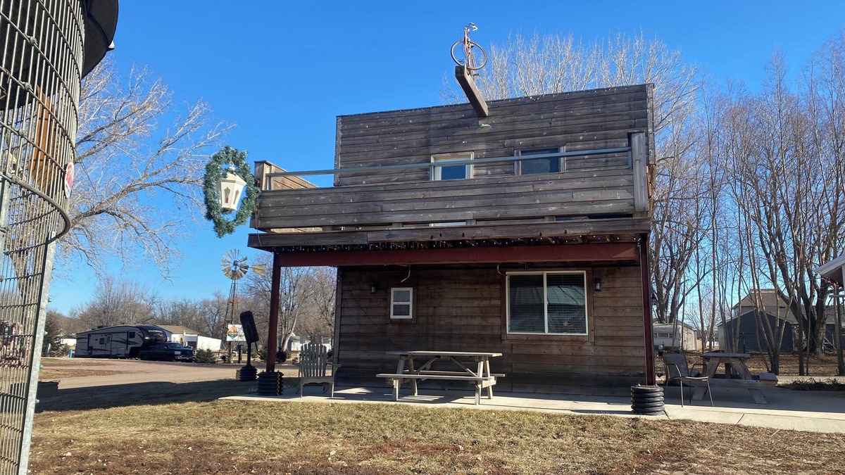 Luverne House | The Pedaler's Rest Retreat - Lakeside Tiny Home for 8 guests