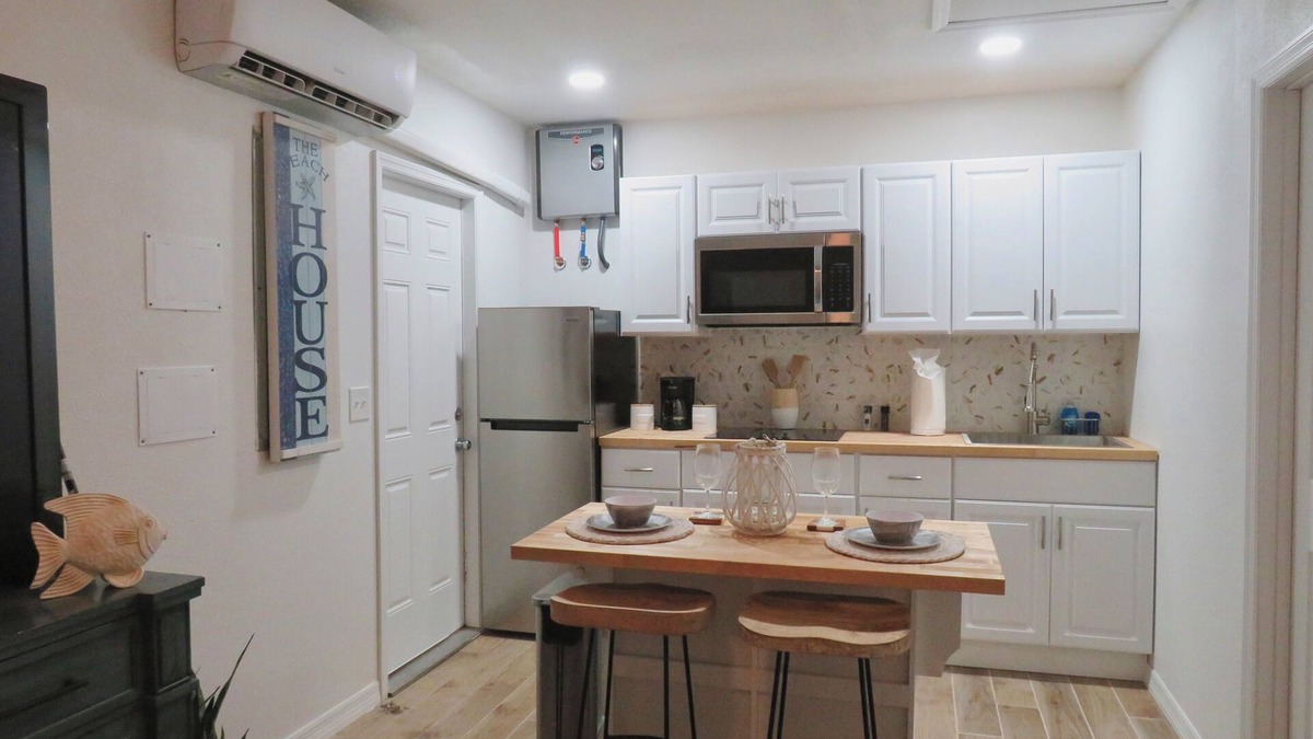 Westchase Apartment | The Pelican Cove - Guest House