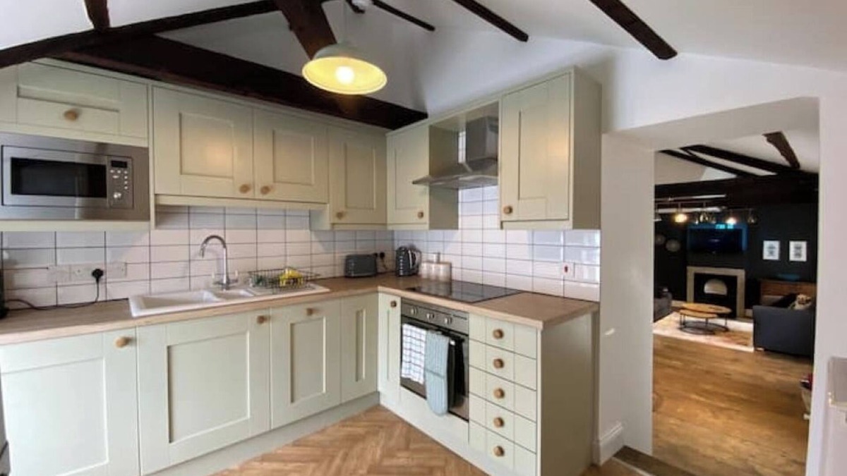 Wing Apartment | The Penthouse, 2 bed flat, sleeps 4, Brampton Town Centre, Hadrian’s Wall