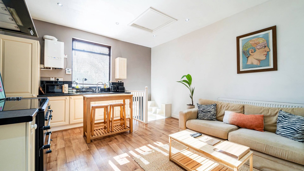 Acocks Green Cottage | THE PENTHOUSE AT 31A, romantic, with a garden in Birmingham