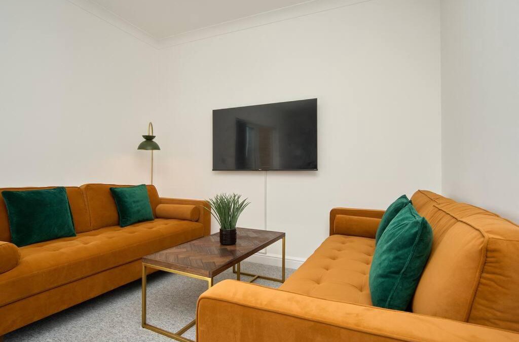 Ventnor Apartment | The Penthouse - Stunning 3 Bed Apt With Sea View Glimpses & Parking - The Perfect Choice For Families, Small Groups & Business Travellers - Dog Friendly - Super Fast Wi-Fi - 1000 Mbps - Close To Ventnor, Shanklin & Sandown - 5 mins To Beach - 19
