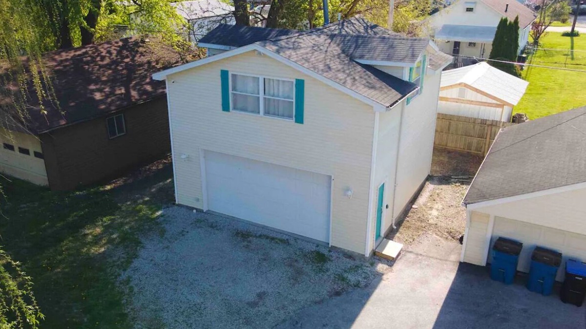 Oregon House | The Perch- 1 bedroom guest studio above garage