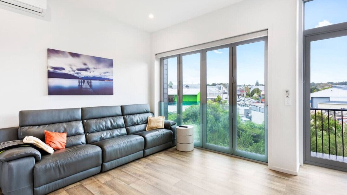 Albany Apartment | The Perfect Pad on the Shore seconds to Stadium