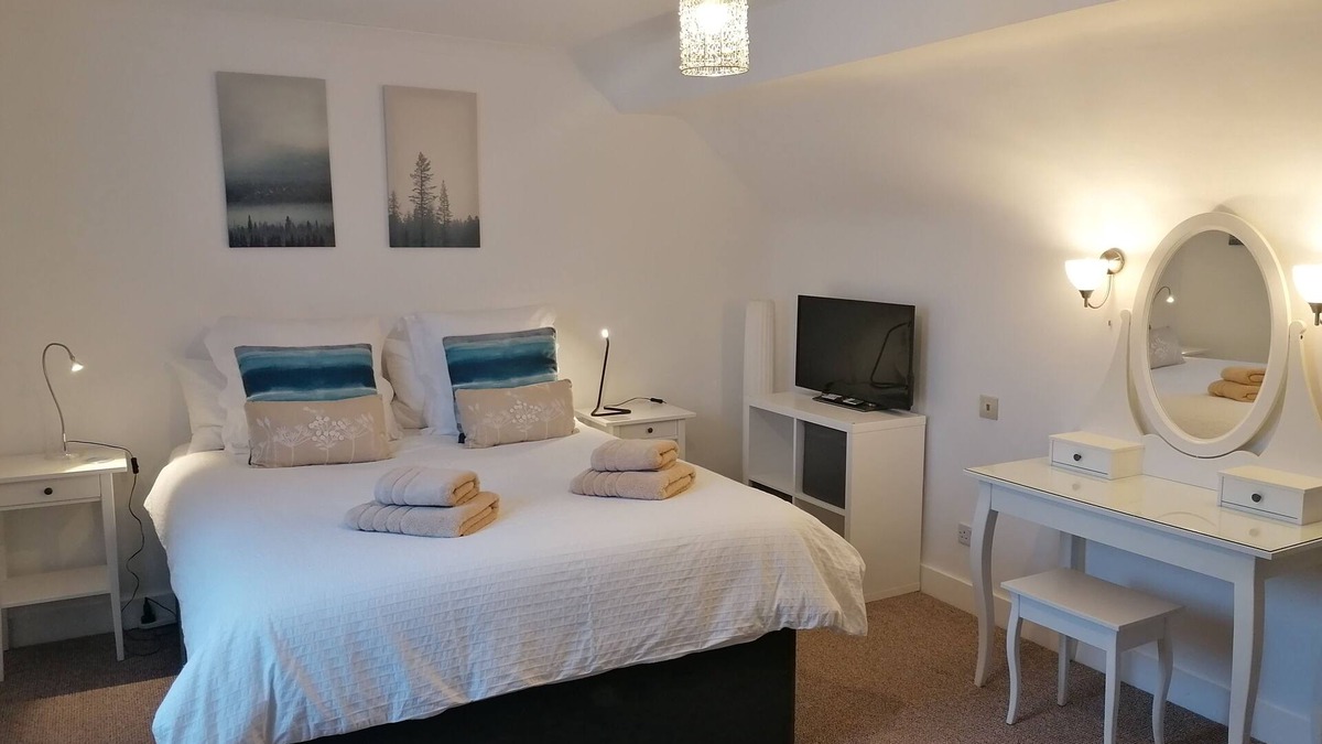Brixham Apartment | The perfect Brixham getaway- pet friendly with parking!