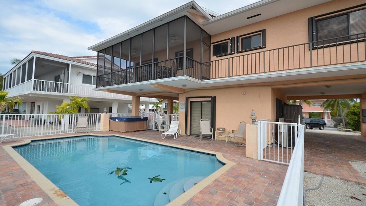 Venetian Shores House | The Perfect Getaway with Swimming Pool, Jacuzzi and Boatslip
