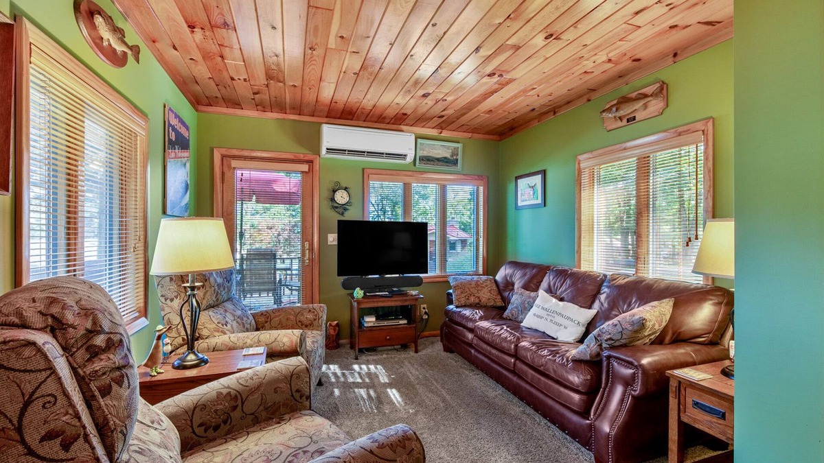 Lakeville Cottage | The Perfect Lakeview Retreat