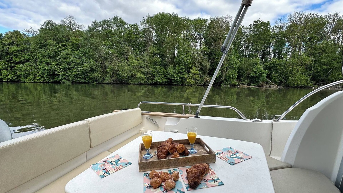 Cergy Boat Rental | The perfect night in PORT CERGY by boat!