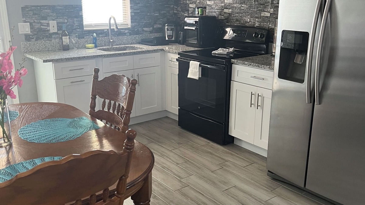 Old Grove Apartment | The perfect place very close to downtown and beaches! PETS ARE WELCOME!