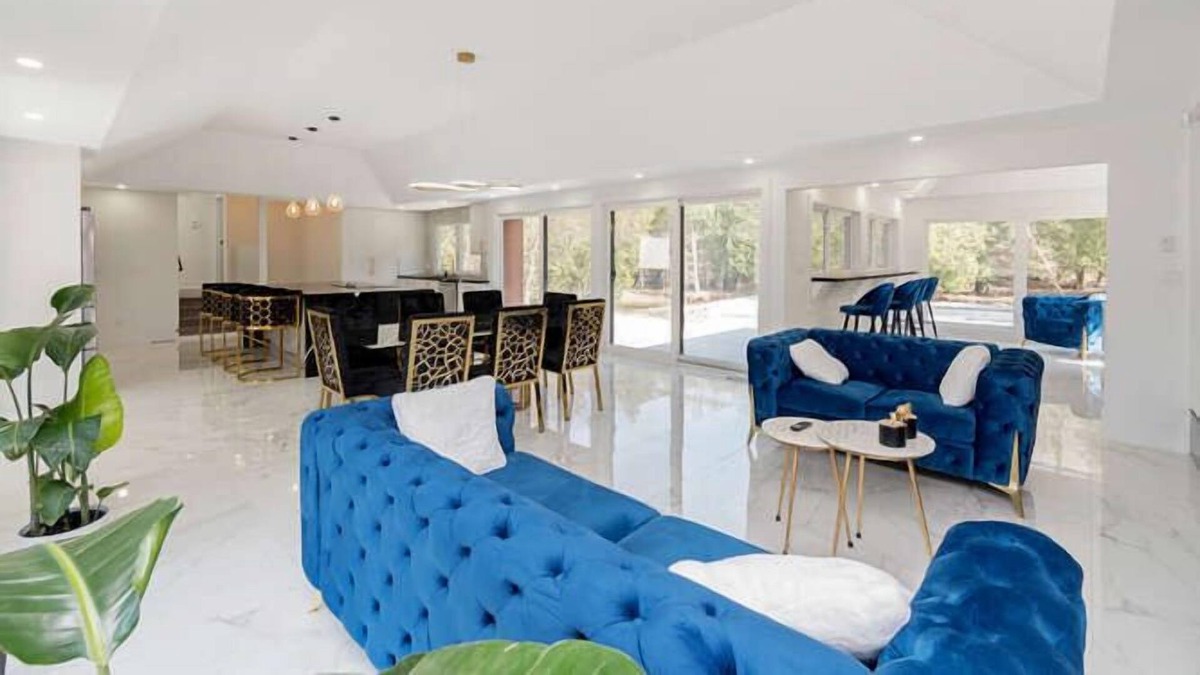 Mono House | The perfect place to let your hair down and enjoy.