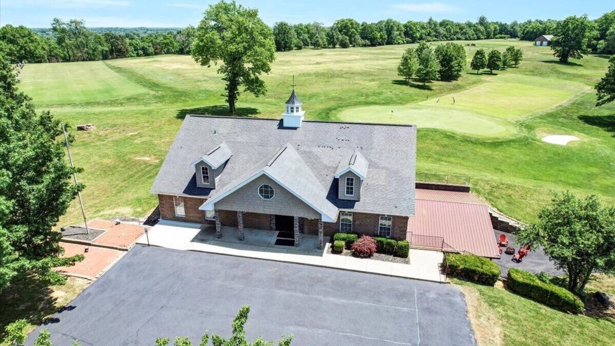 Buechel Cabin | The Persimmon Ridge Lodge - Golf Room & Pickleball!