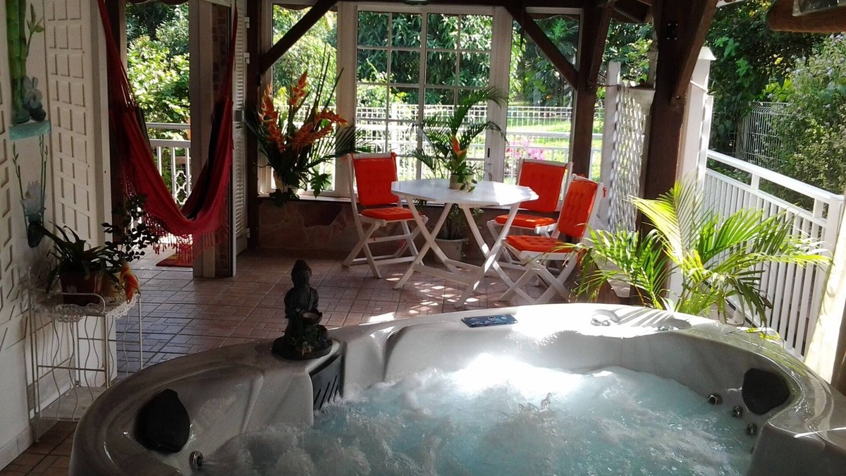 Le Lamentin Cabin | The "Petit Pavillon * classified furnished with 3-star tourism" swimming pool -spa- wifi-