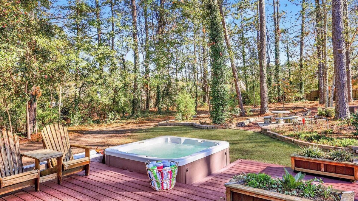 Evans House | THE PINE CONE- Hot Tub | Game Room | Huge Backyard