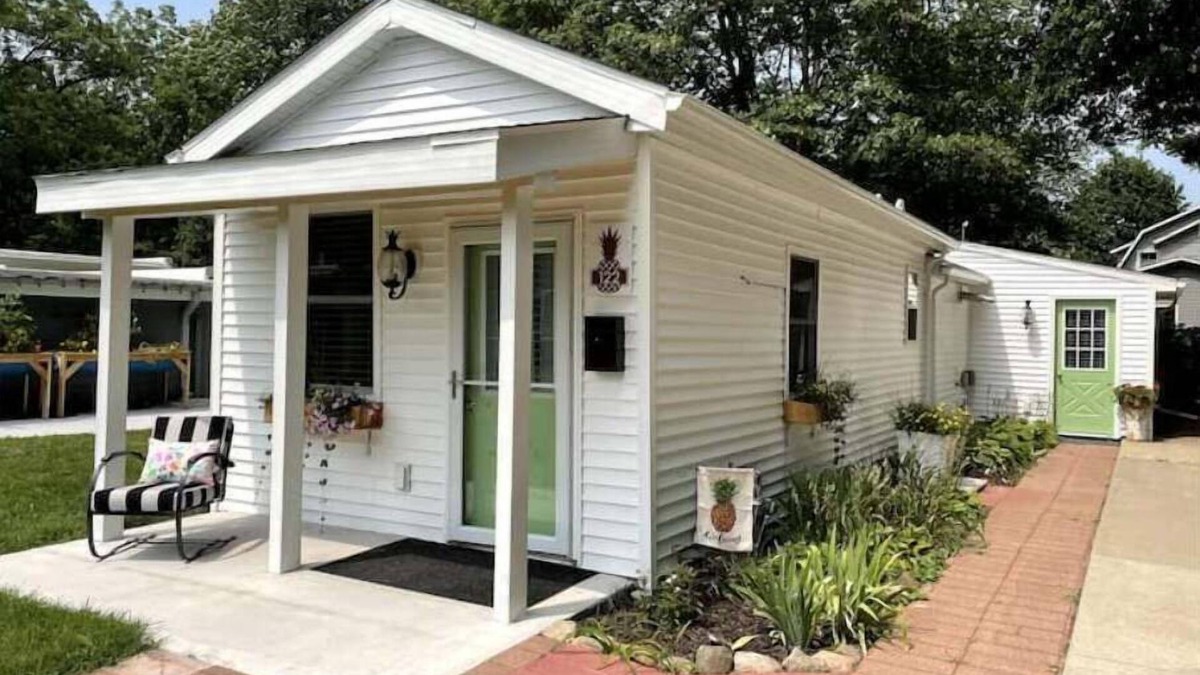 Plainwell House | The Pineapple Cottage- Close Lakes and Beaches!
