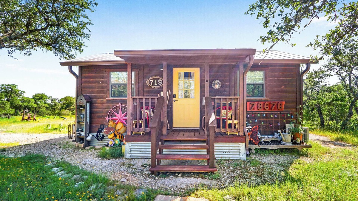 Wimberley Cabin | The Pineapple Ranchette | Charming Romantic Cabin for 2