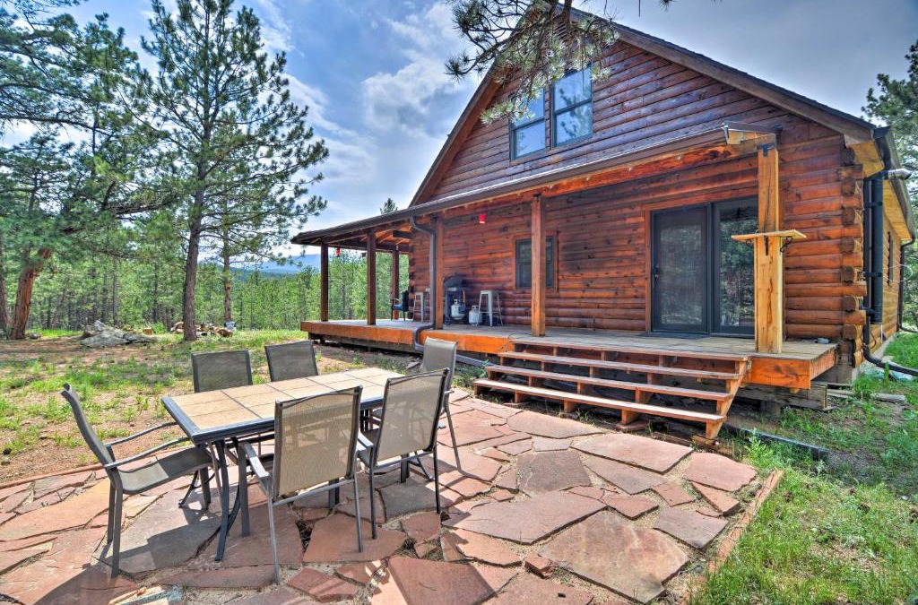 Lyons House | The Pinecone Palace with Hiking Trail Access!