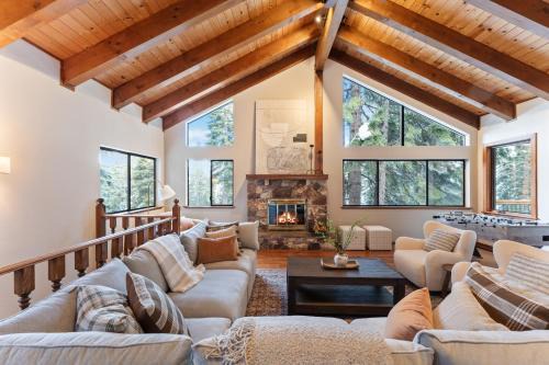 Kingswood Estates House | The Pinecrest Retreat- 10 mins to NorthStar! Hot Tub, Large Deck, Views, and Games