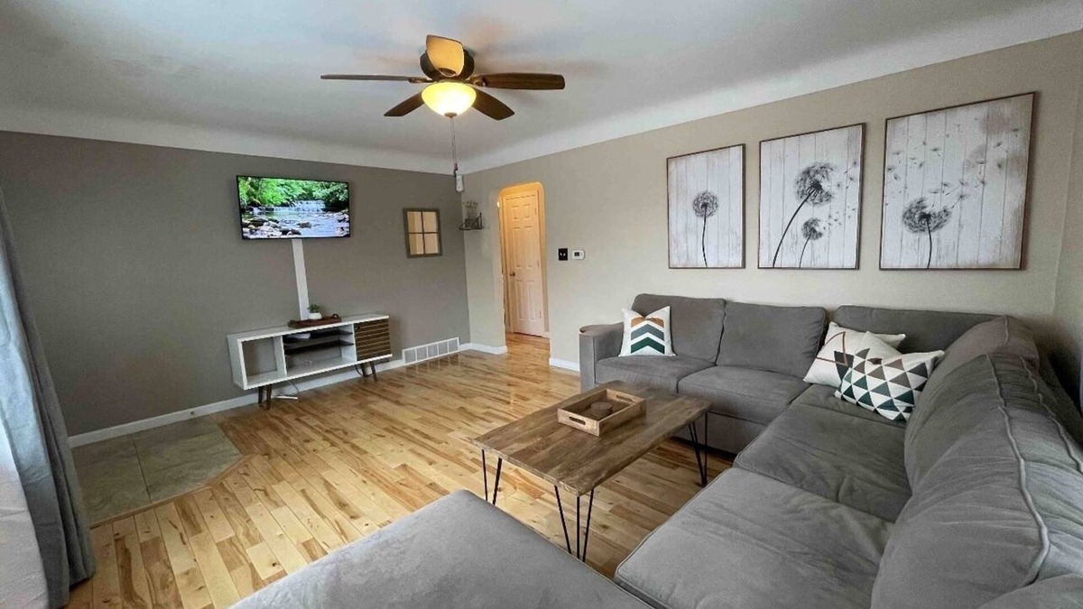 Cedar Rapids - Iowa City House | The Pinehouse - 1 mi to downtown/Czech Village!