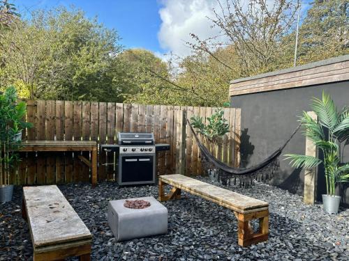 New Forest District Ski Chalet | The Pinewood Cabin With Firepit & BBQ