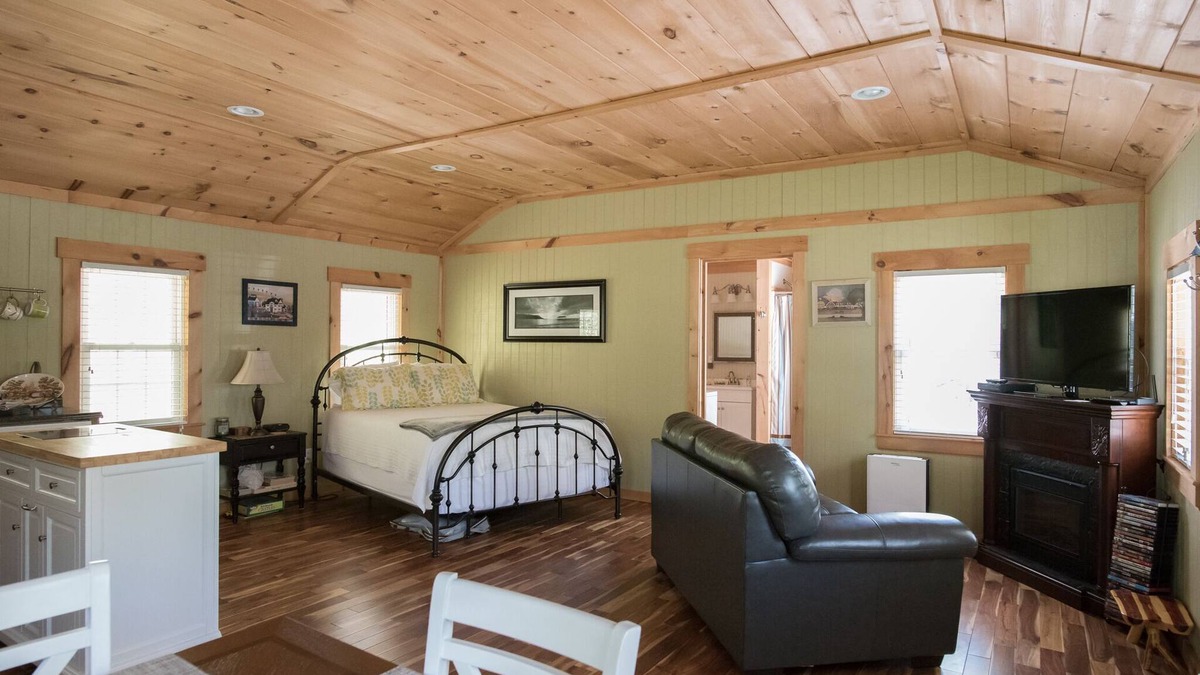 Durants Neck Cottage | The Pinewood Guesthouse ~Jacuzzi Tub~Fire Pit~Wi-fi~Getaway~Near Croquet Club