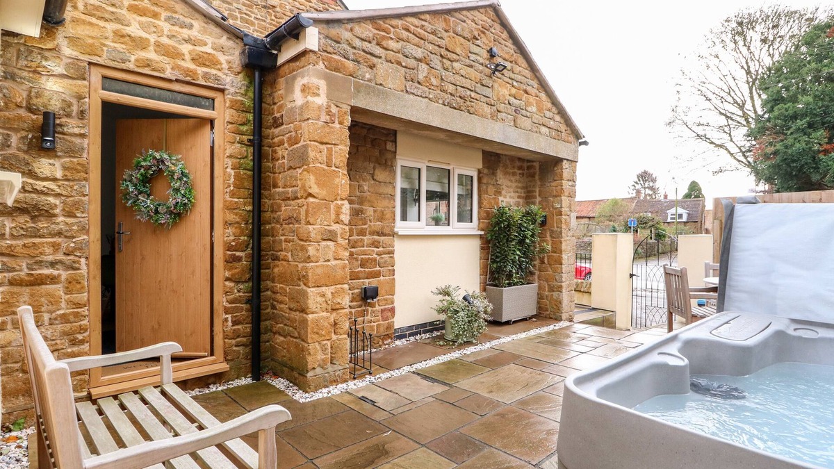 Wymondham Cottage | THE PINFOLD, pet friendly, with hot tub in Melton Mowbray