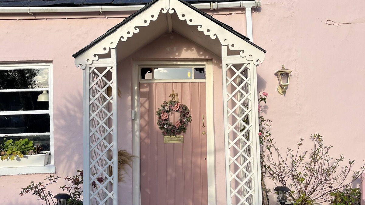 Carrickfergus Cottage | The Pink Cottage Upstairs Suite and Secret Garden. beautiful walks & sea view.
