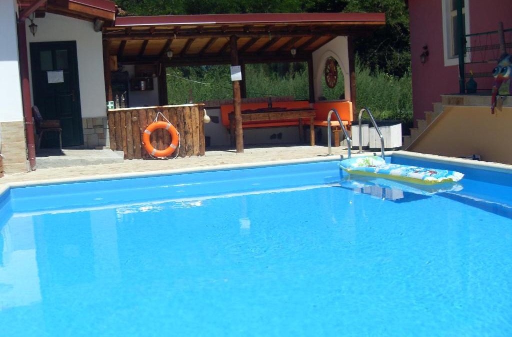 Polkovnik Serafimovo House | The Pink House